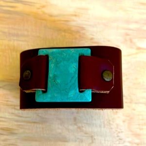 Leather turquoise howlite bracelet.
